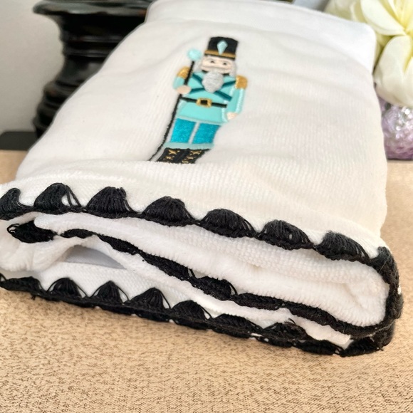 NWT Set of 2 NUTCRACKER Bathroom Hand Towels - Picture 4 of 7